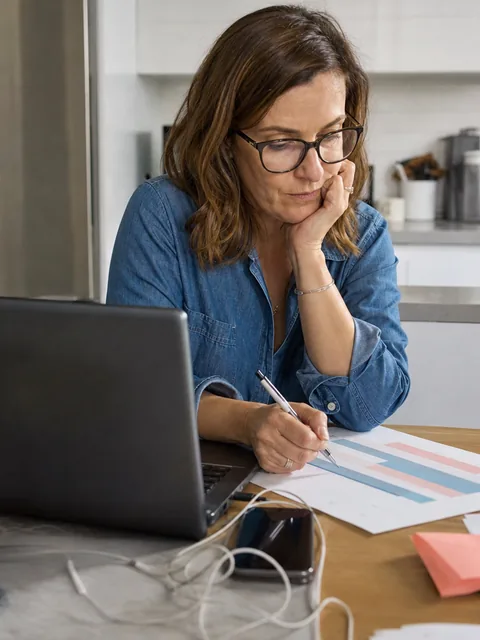 Engineering manager reviewing a candidate scorecard on a laptop